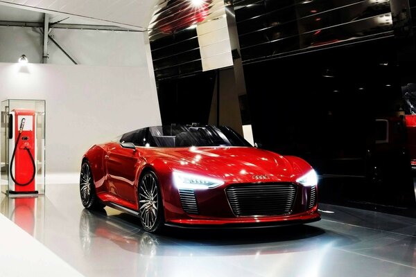 Audi rossa nel padiglione in mostra