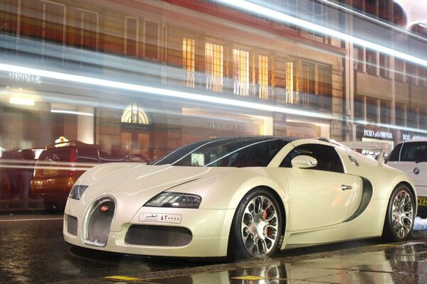 Coche blanco en la calle nocturna