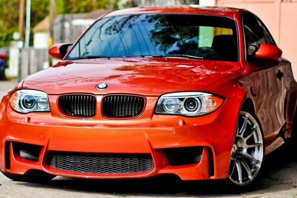 Coupé rojo-coche BMW