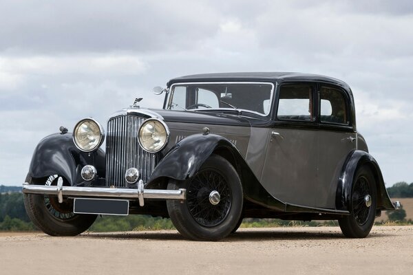 Voiture avec de grandes roues et phares