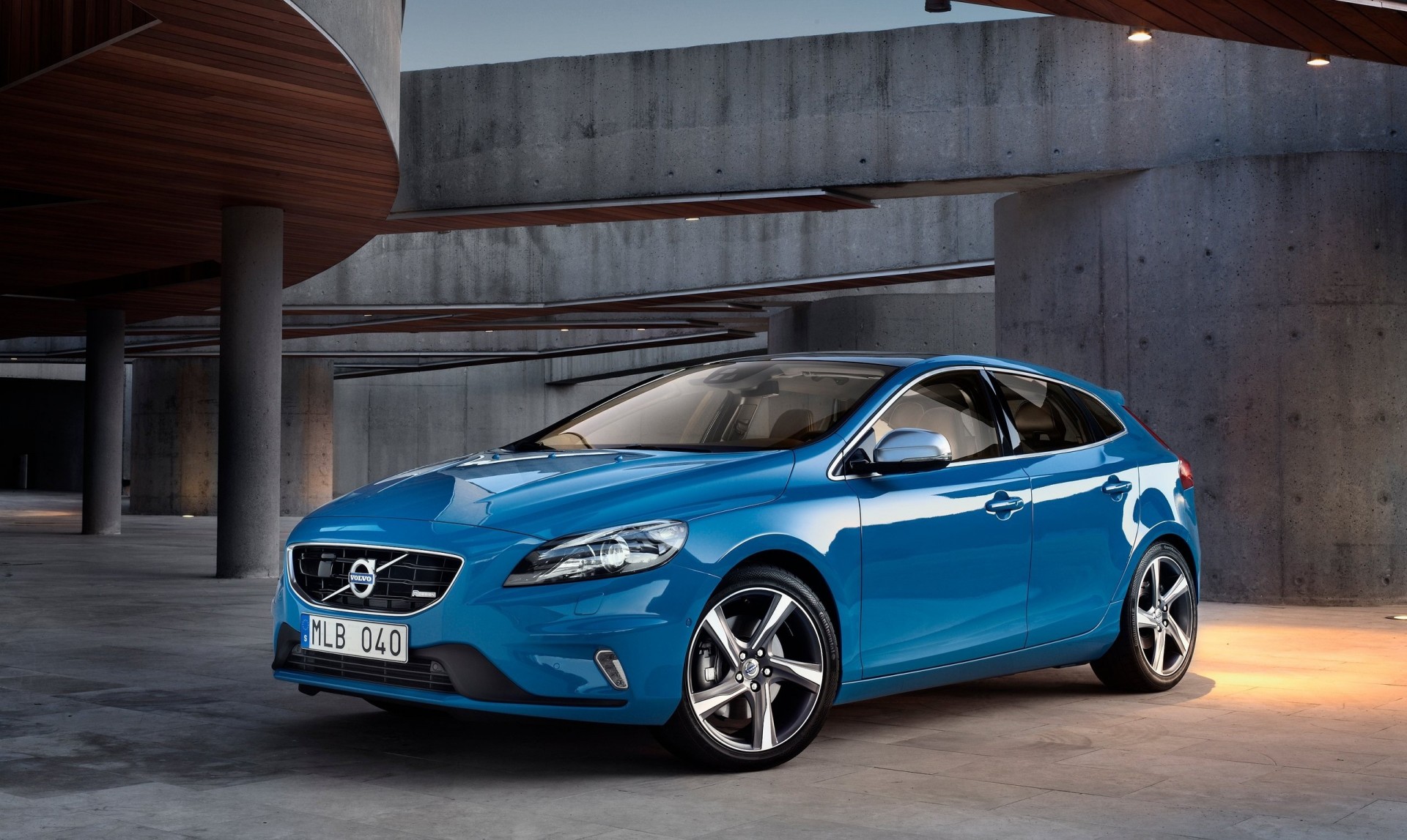 blue vehicles volvo v40