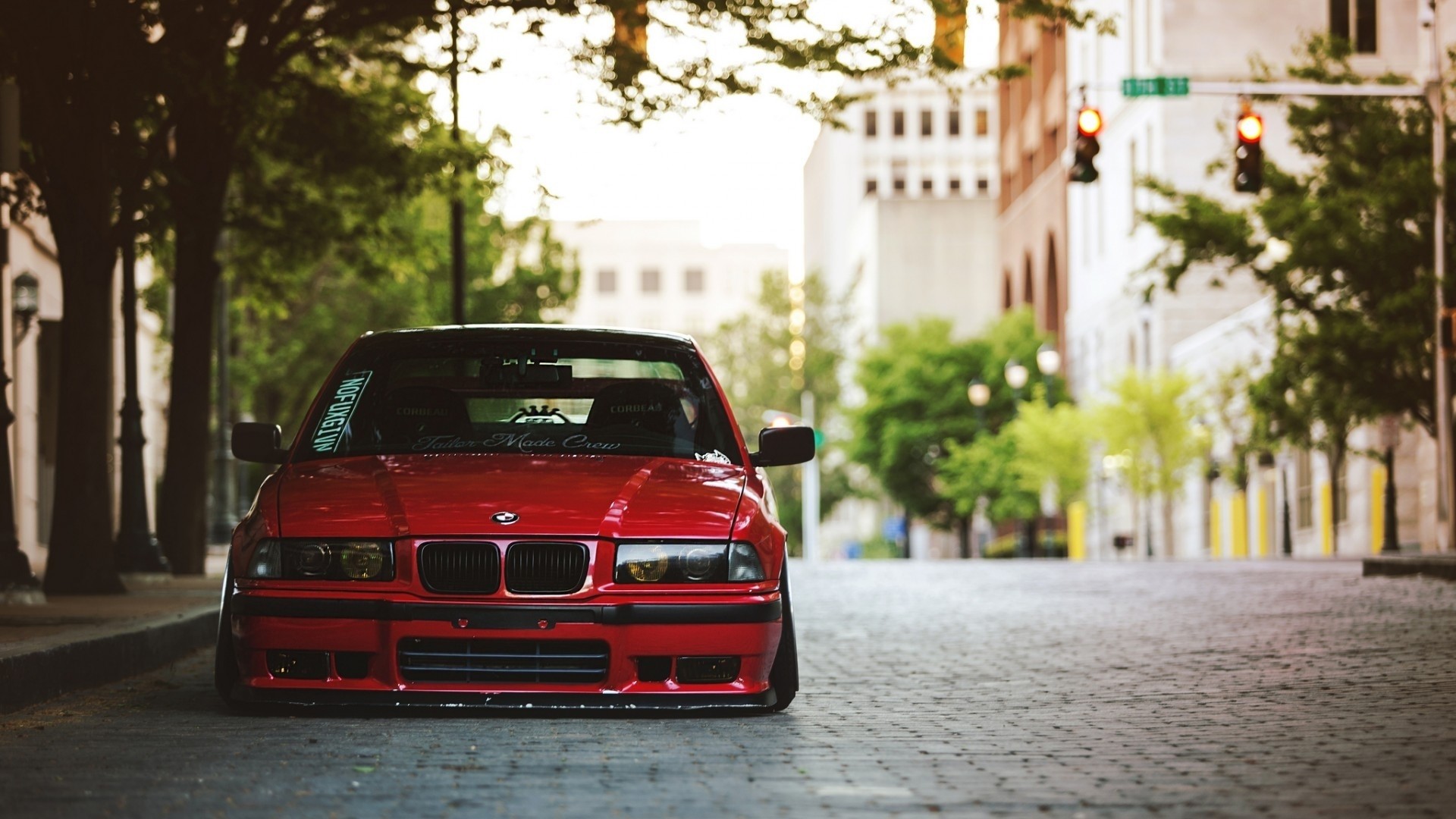 coche bmw rojo neumático