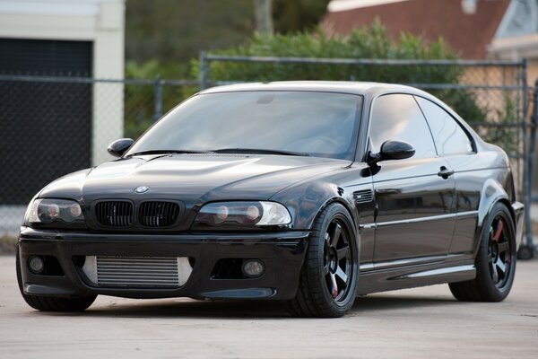 Bmw e46 m3 debout dans les cours