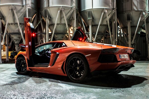 Naranja Lamborghini aventodor con las puertas abiertas