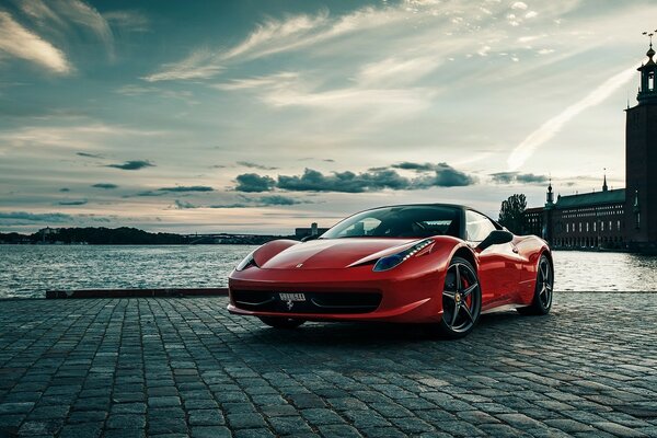 Ferari rouge sur le front de mer en Italie