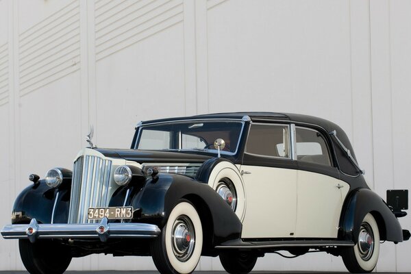 Belle voiture Vintage avec roues blanches