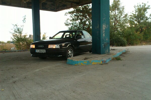 Audi sportive à la station-service, station-service abandonnée