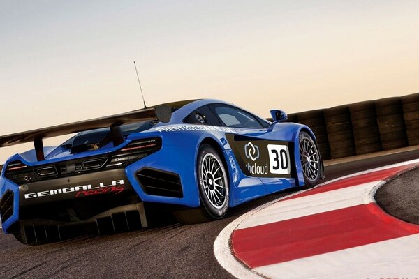 Coche deportivo azul en la pista de carreras