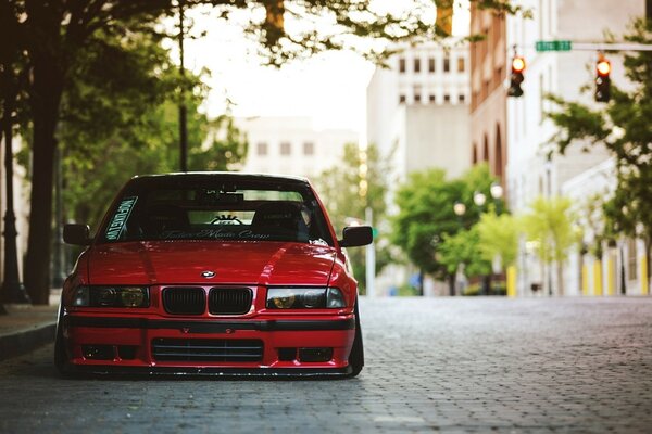 Coche BMW rojo afinado