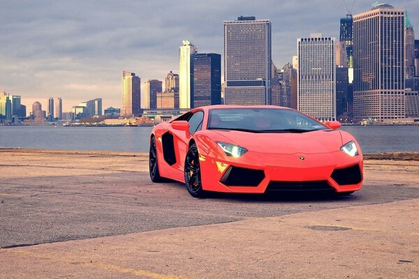 Superdeportivo rojo Lamborghini en el contexto de la gran ciudad