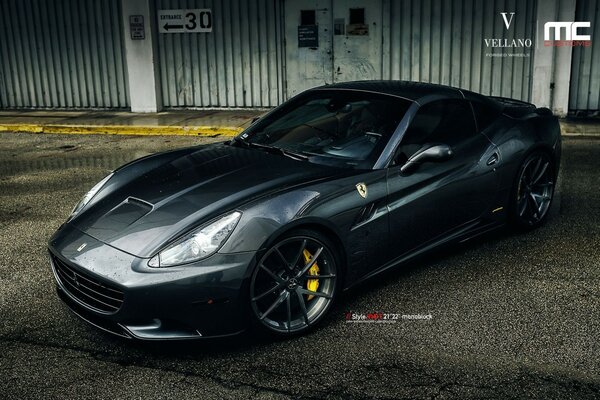 Ferrari gris en el estacionamiento de la zona industrial