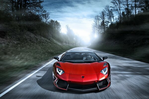 Una Lamborghini rossa vola su un autostrada vuota