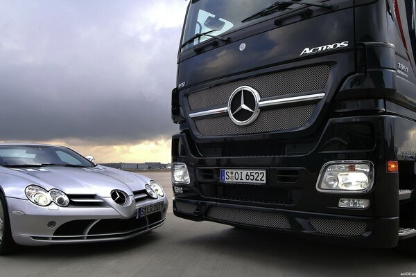 Mercedes-Autos auf dem Schreibtisch. LKW-m-Schrott