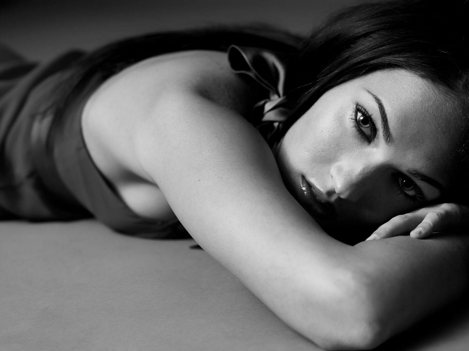 megan fox en blanco y negro