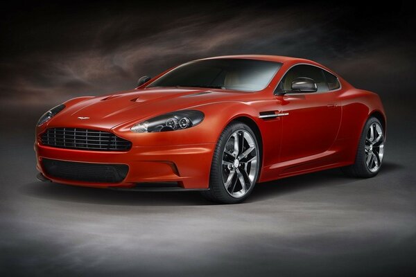 Brutalny aston martin na tle burzy