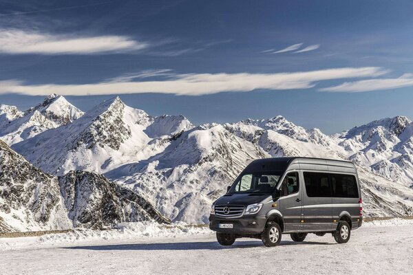 Geräumiger Mercedes Benz vor dem Hintergrund der schneebedeckten Gipfel