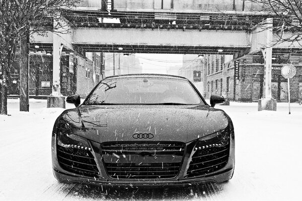 Voiture noire Audi dans la ville enneigée