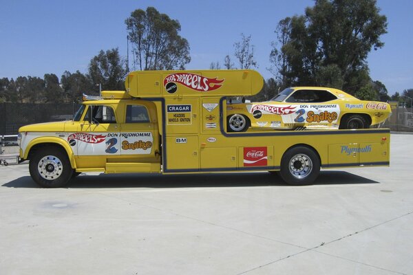 Giallo potente camion rimorchiatore Plymouth