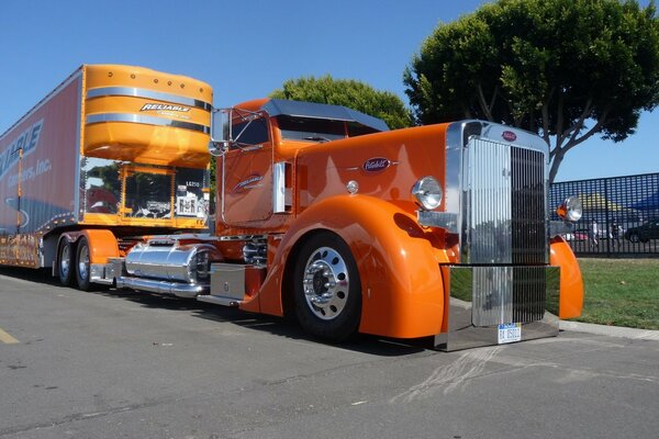 Camion arancione con cabina insolita