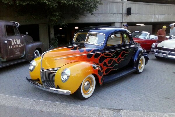 Coche retro clásico en color naranja brillante negro