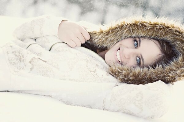 Ragazza in giacca bianca sulla neve