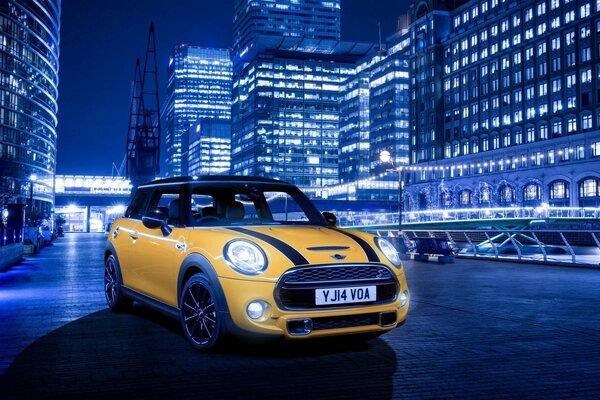 Mini cooper jaune dans la ville de nuit