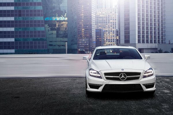 Mercedes bianca nel parcheggio di un edificio moderno