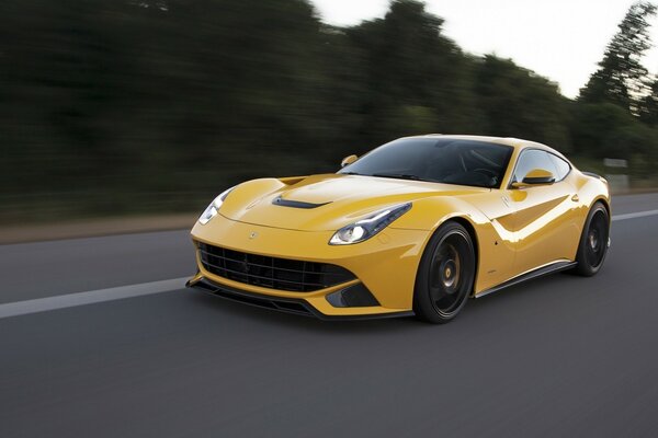 Un Ferrari amarillo corre por la pista