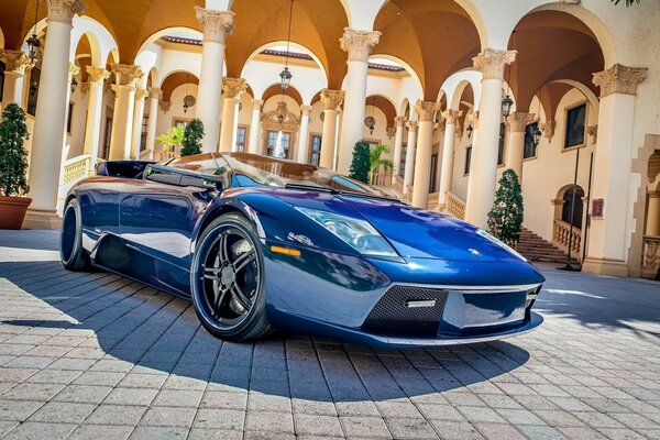 Voiture bleue Lamborghini dans un décor Vintage