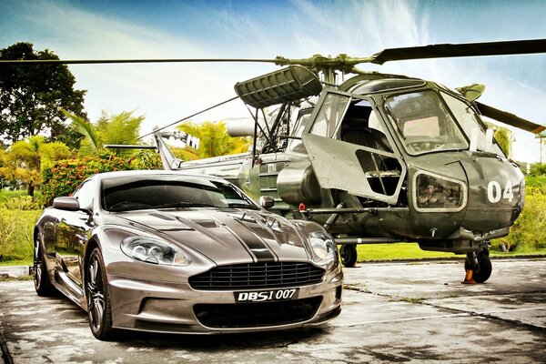 Aston Martin-samochód obok helikoptera