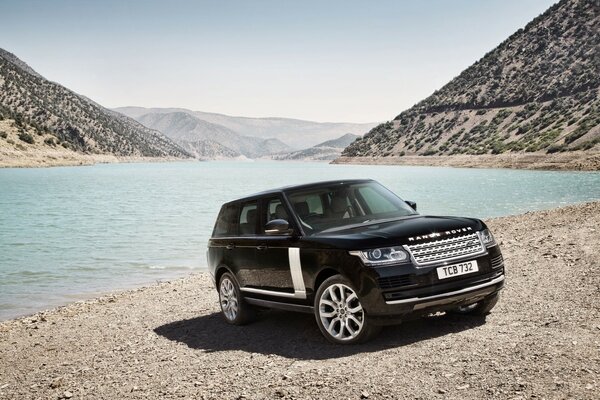 LANDROVER sulla riva tra le colline