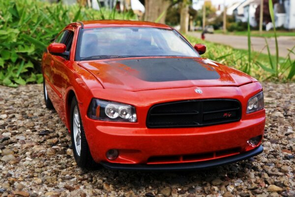 Photo d une voiture rouge dans un parking