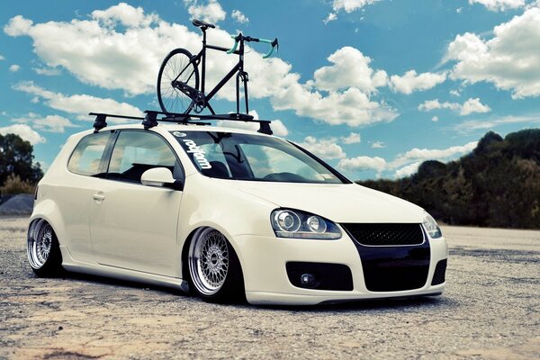 Gris Volkswagen golf con bicicleta en la azotea