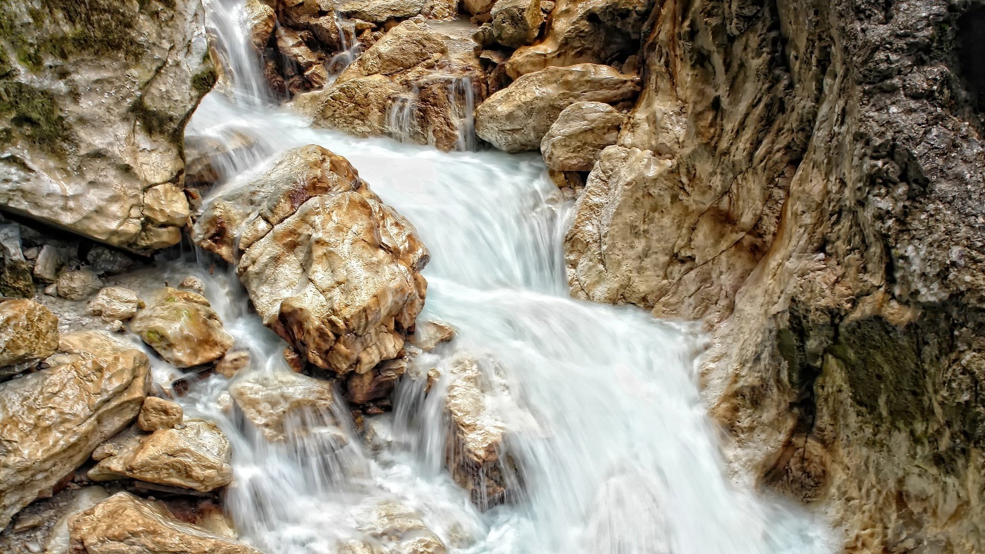 cascade roches brunes vitesse cascade montagnes