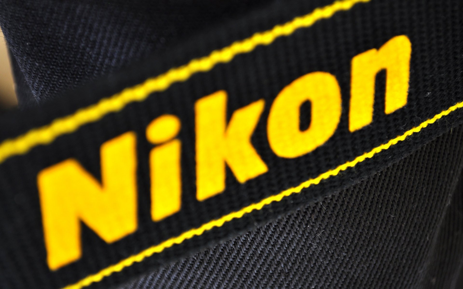 nikon logo żółty czarny