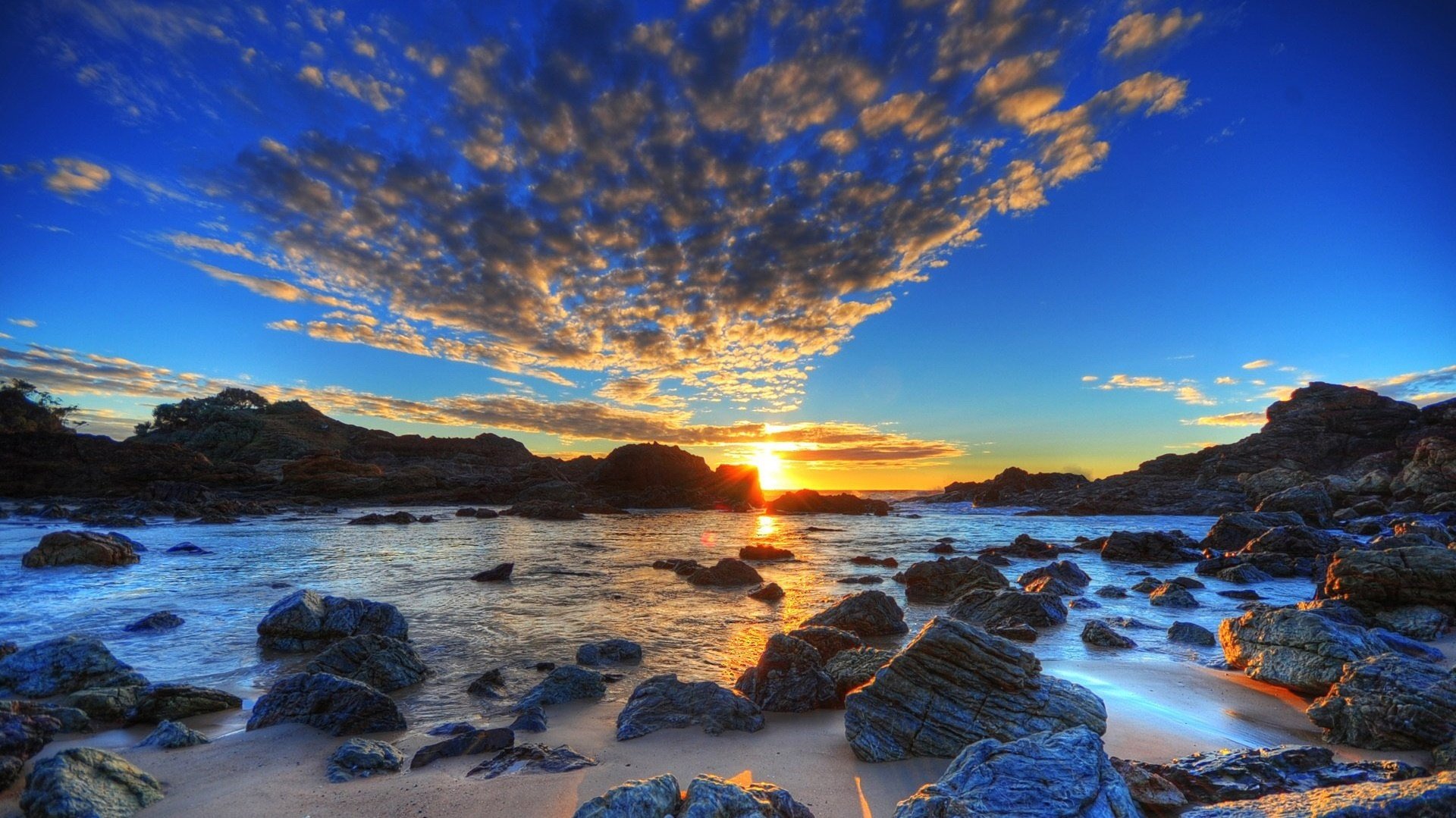 fontaine de nuages pierres au bord de la mer coucher de soleil ciel eau paysage