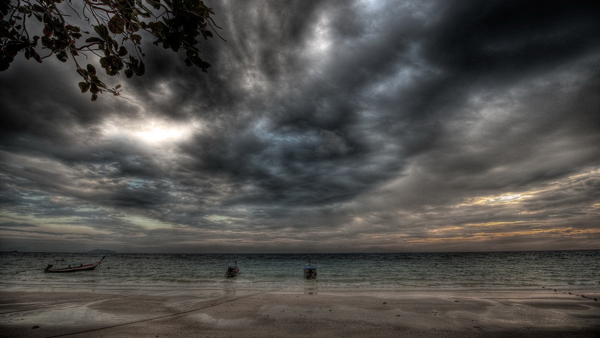 ciel sombre nuages d orage tempête ciel eau soirée horizon nature bateau ciel gris vagues surf mer côte côte plage intempéries