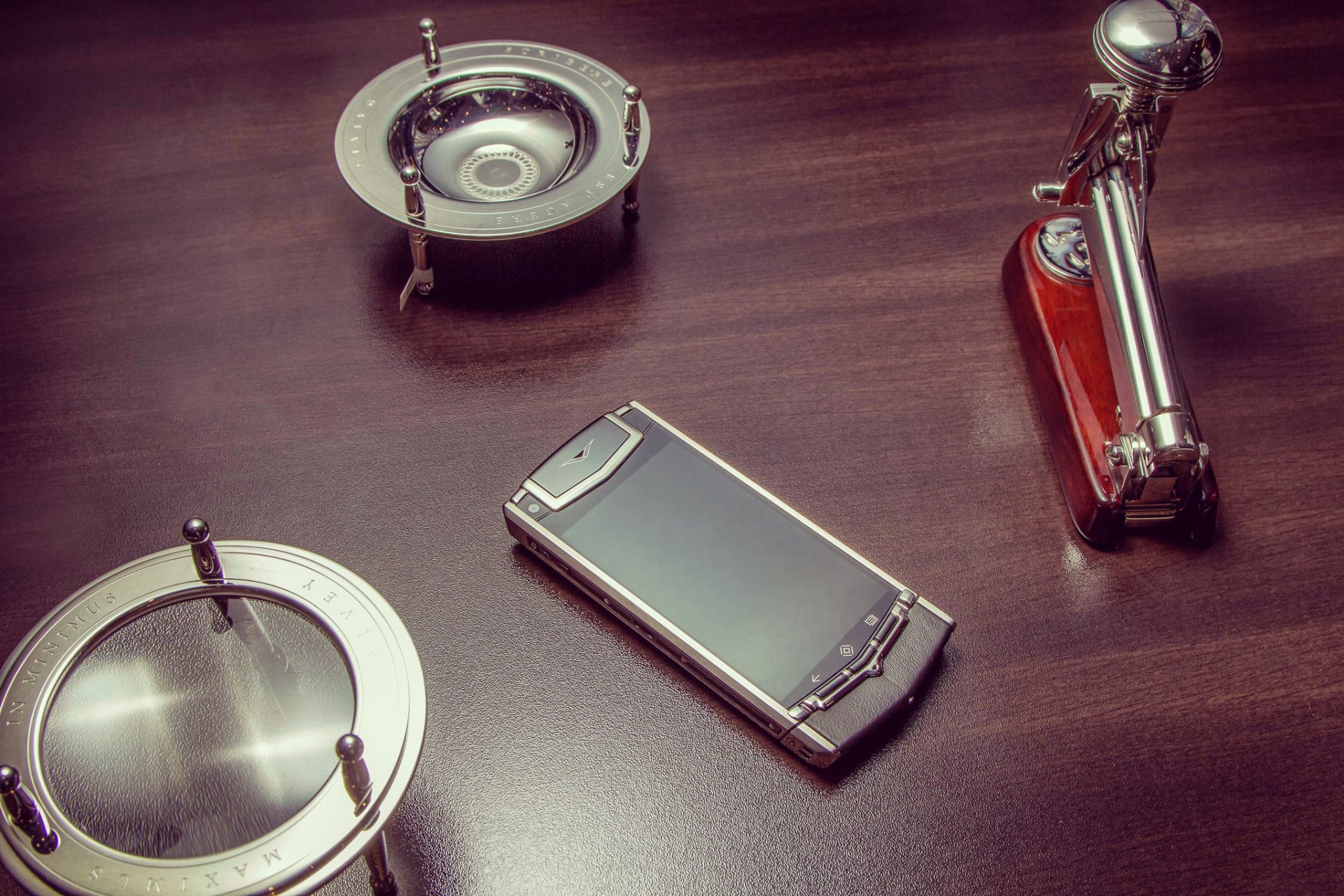 vertu phone smartphone gadgets table vertu ti werth