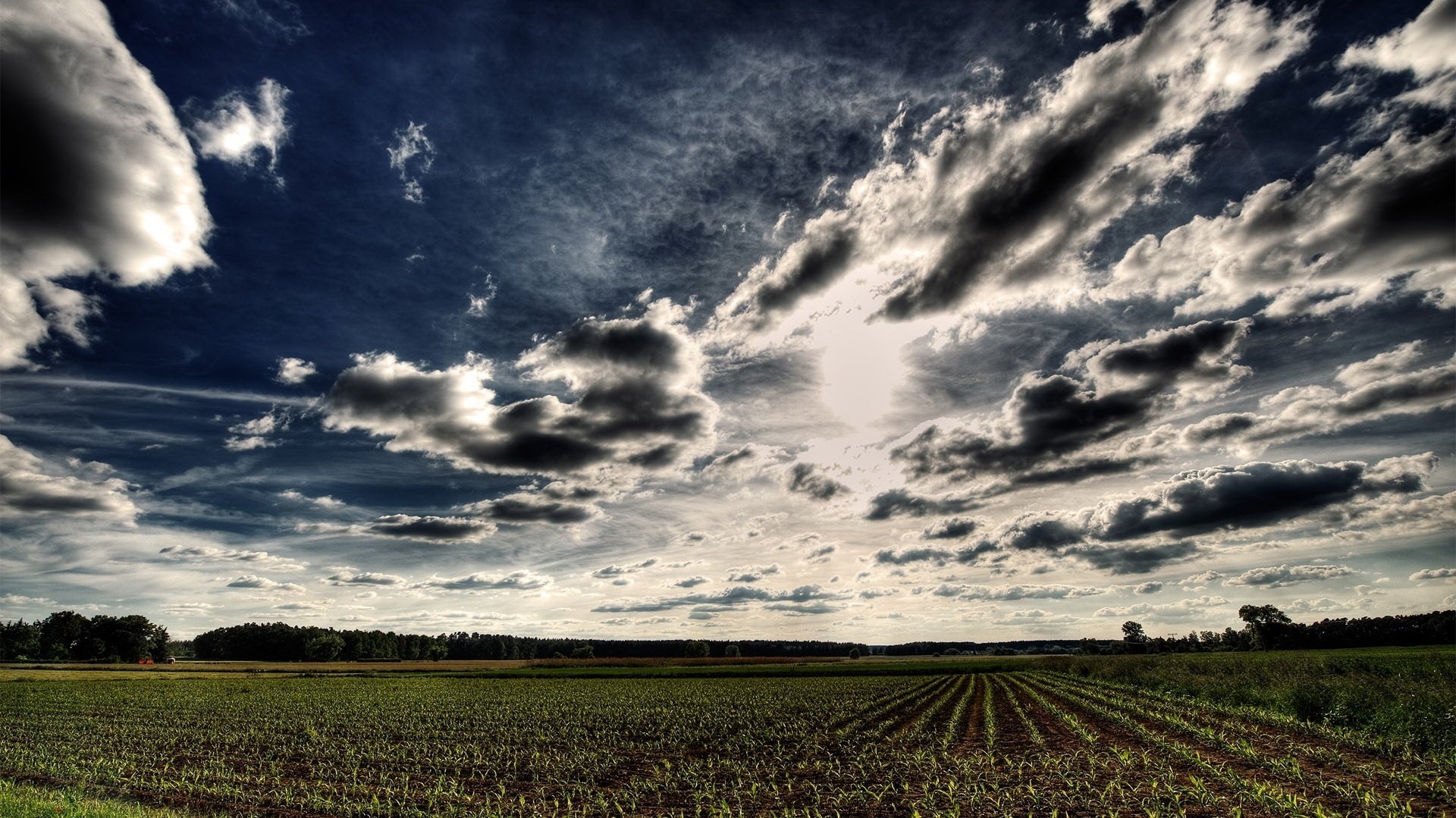 außergewöhnliche wolken gepflügtes feld blau himmel feld