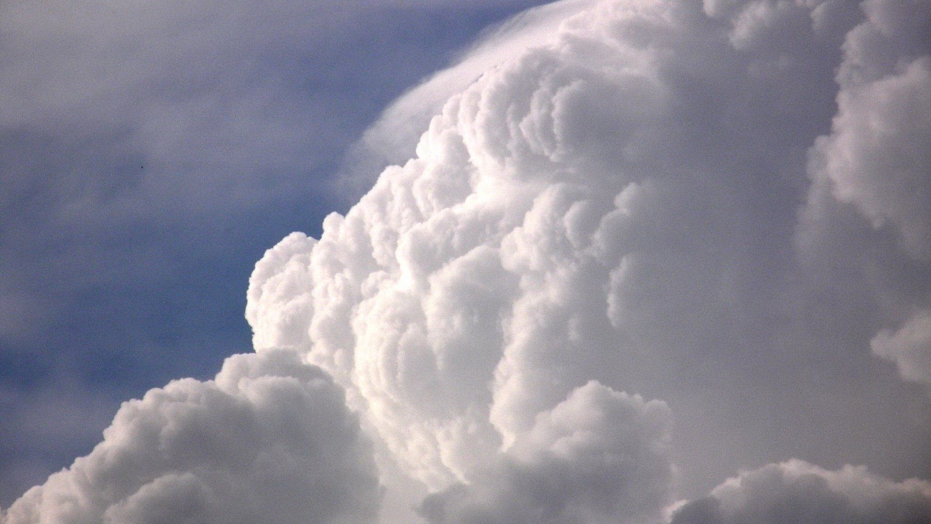 en las nubes esferas esponjosas luz cielo