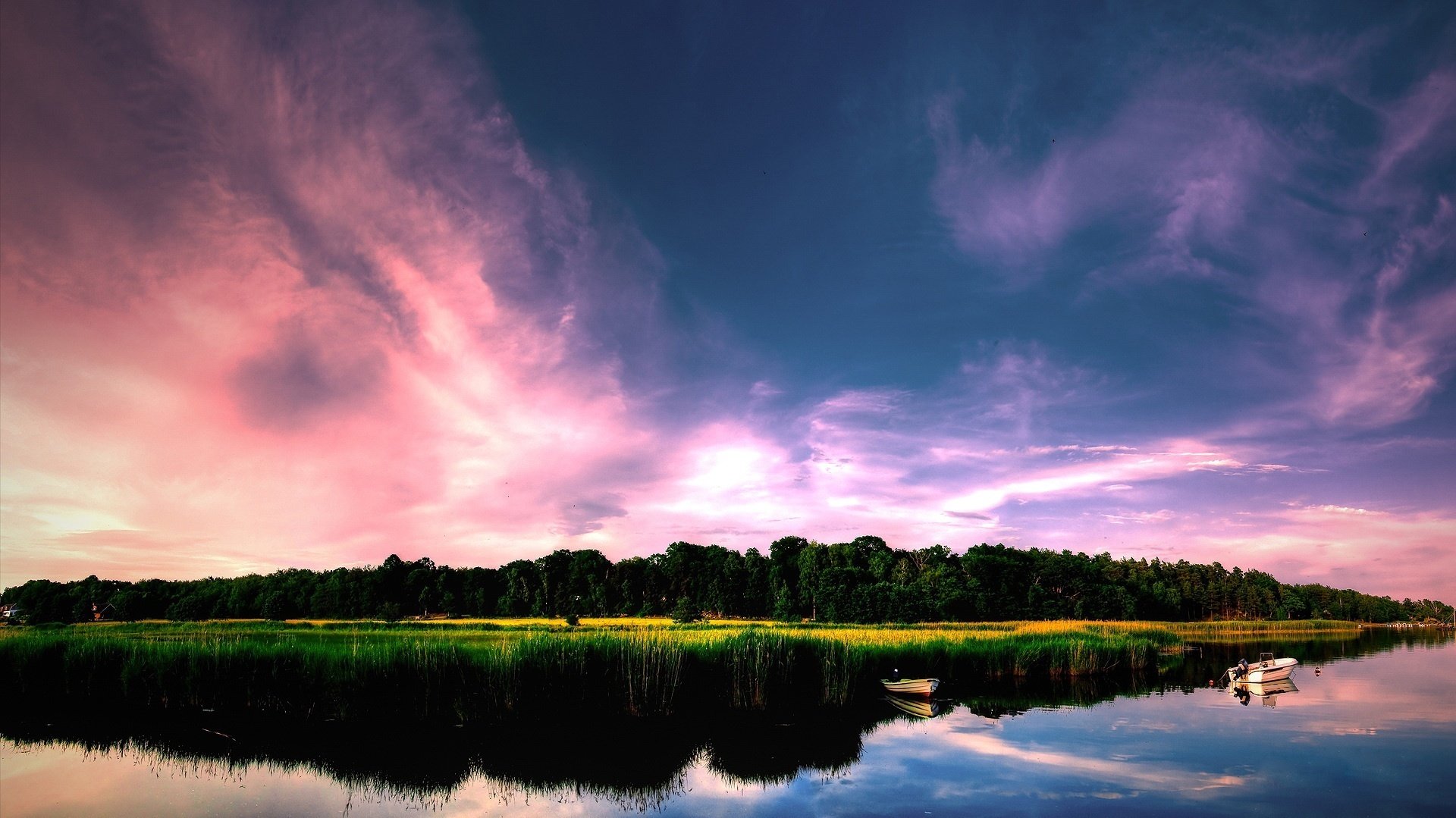 isla verde crepúsculo cielo rosa cielo agua bosque río árboles barcos