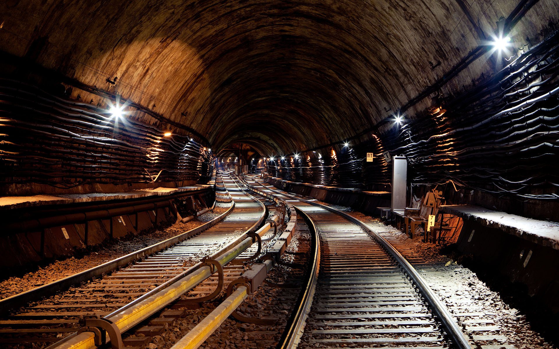 túnel electricidad metro rieles