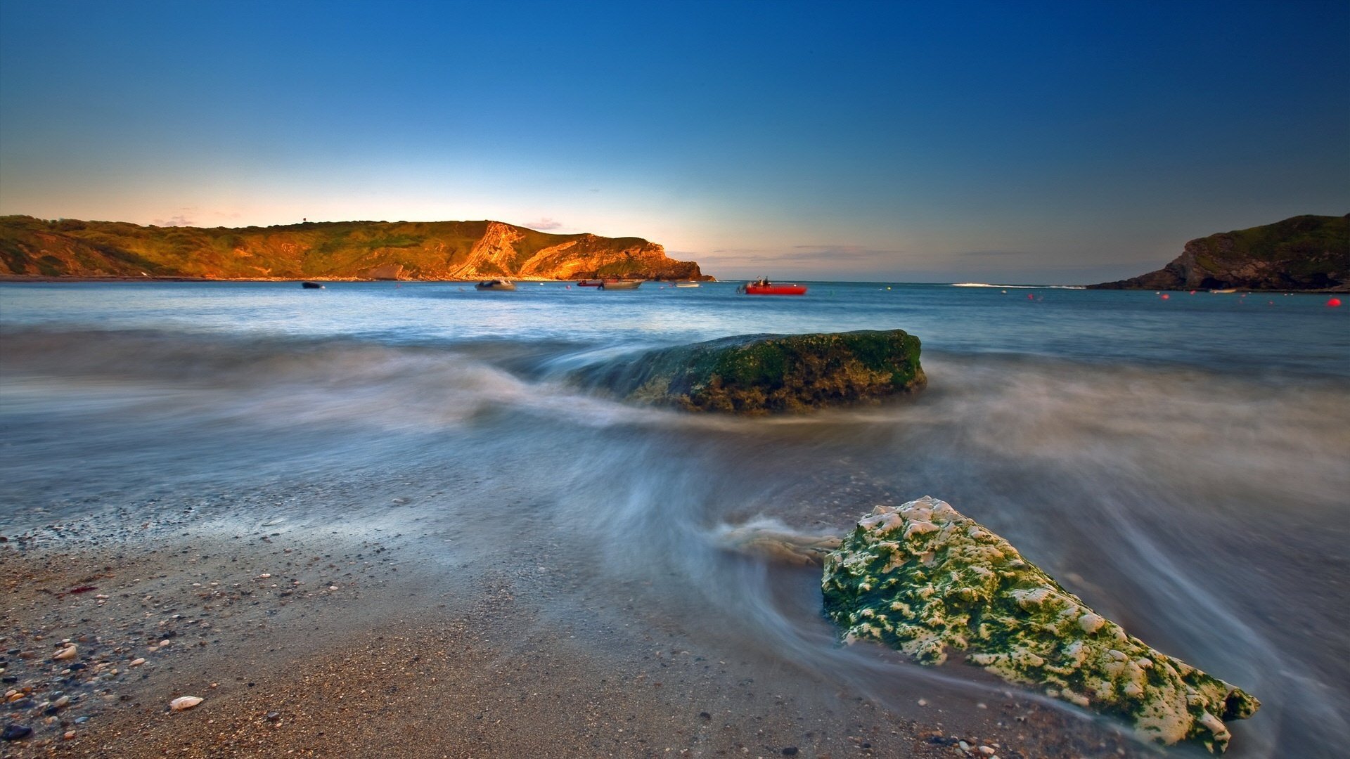 peinture verte pierre eau brumeuse montagnes eau mer bateau roches surf côte plage vagues