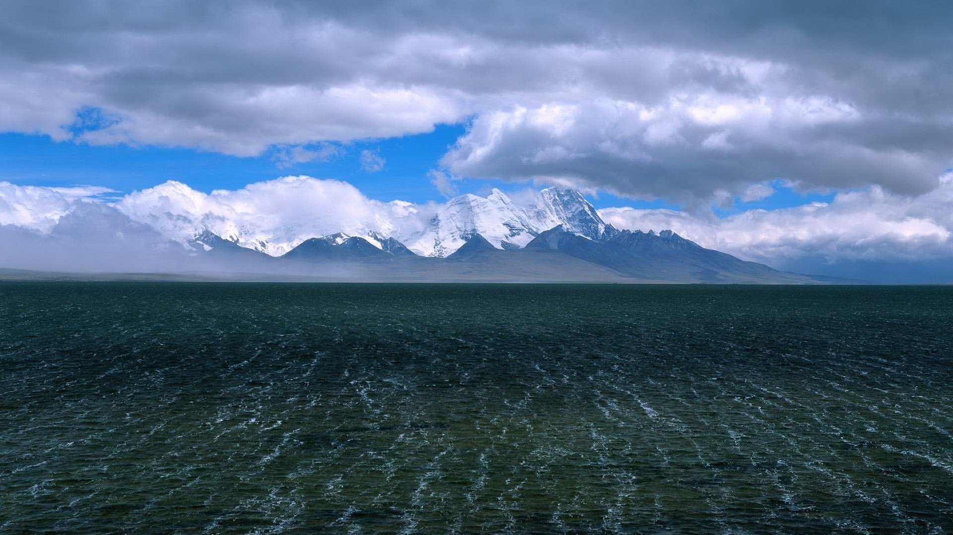 schimmer von wasser wellen wolken berge wasser