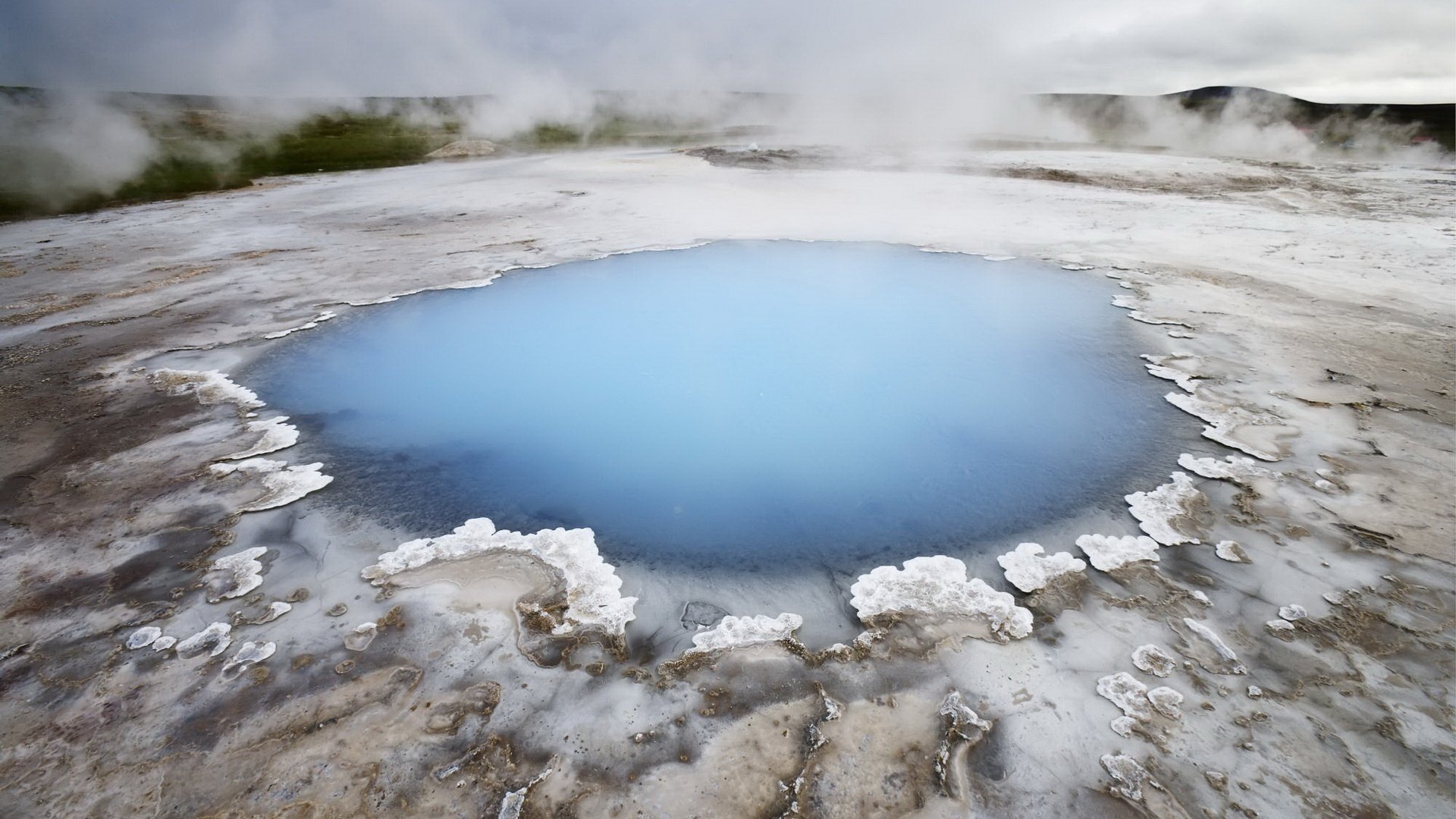 source chaude lac rond hiver