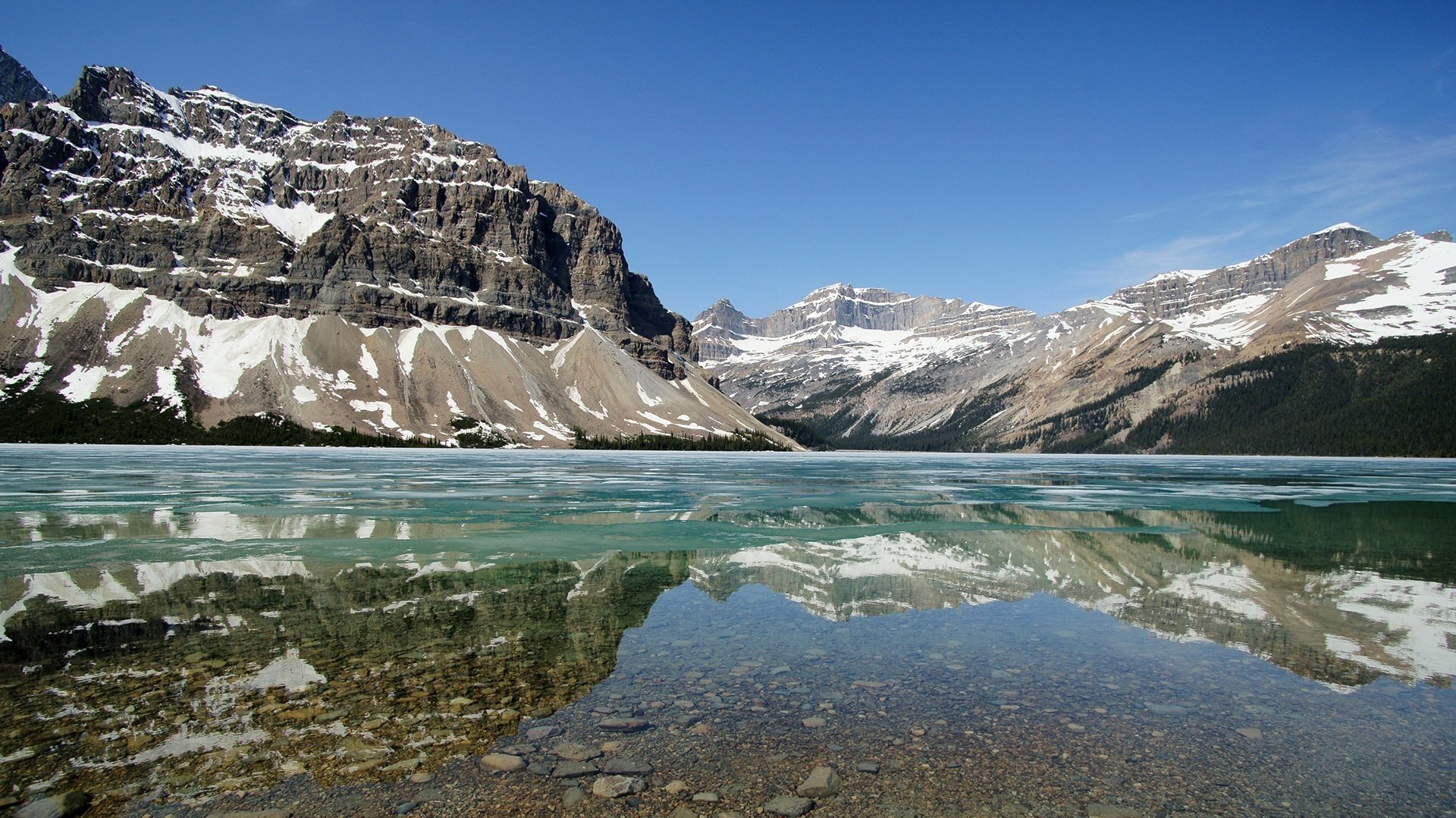 neve sulle cime specchio delle montagne freddo montagne acqua lago fondo ghiaccio