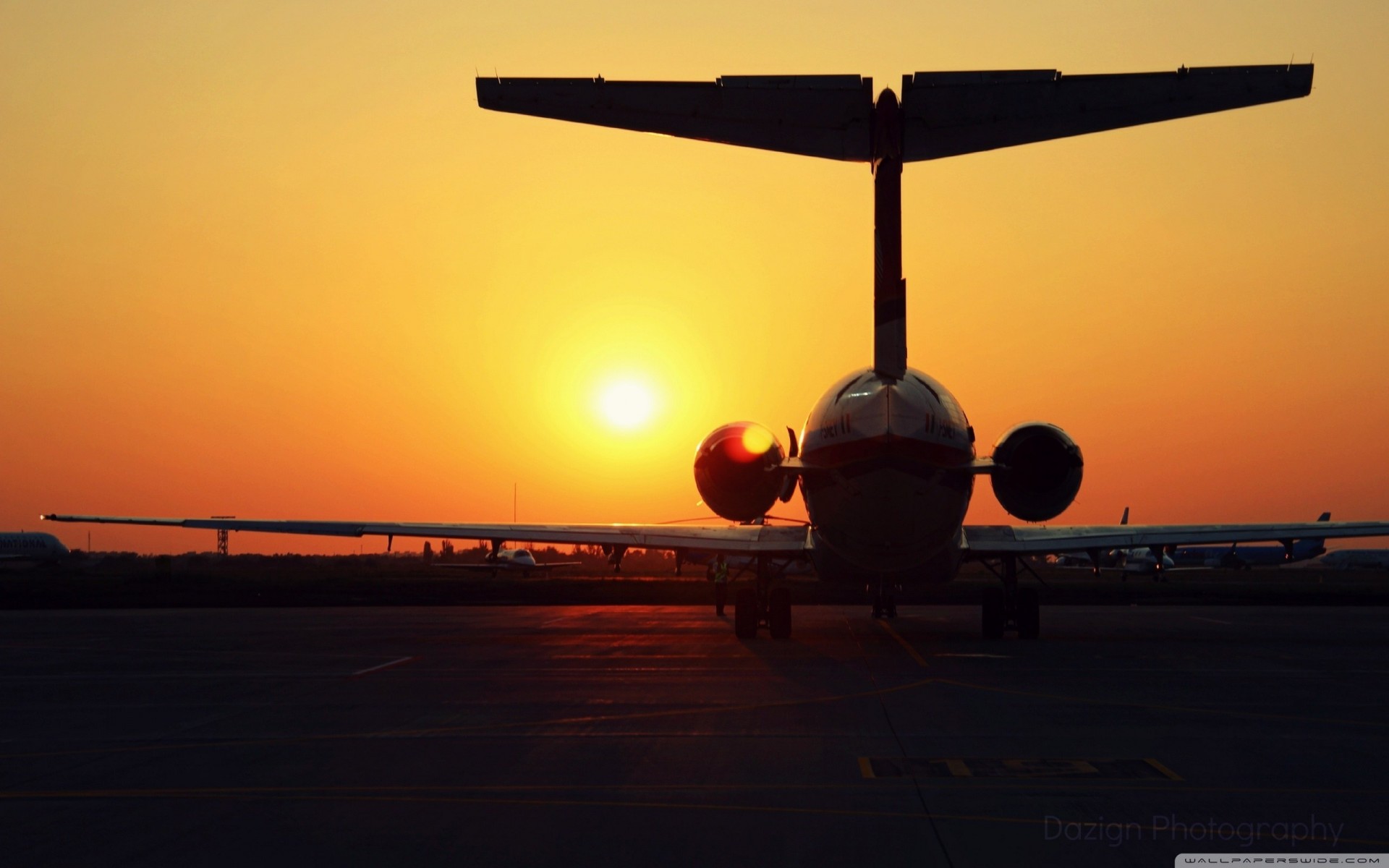 silhouette orange lever du soleil piste avion belle été