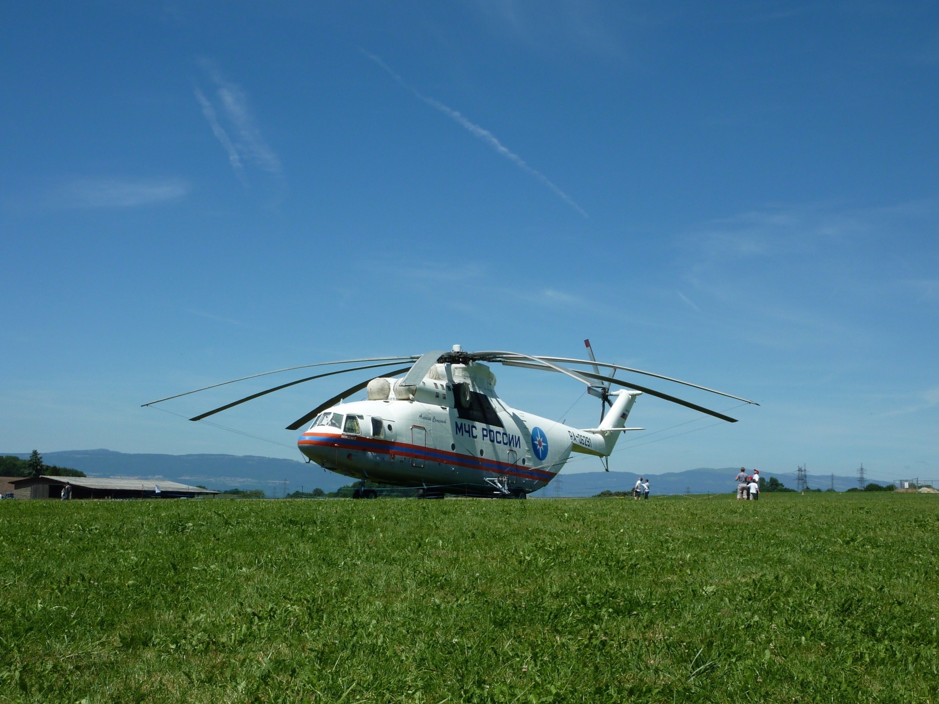 russie mi-26 mes herbe maison hélicoptère montagnes personnes prairie