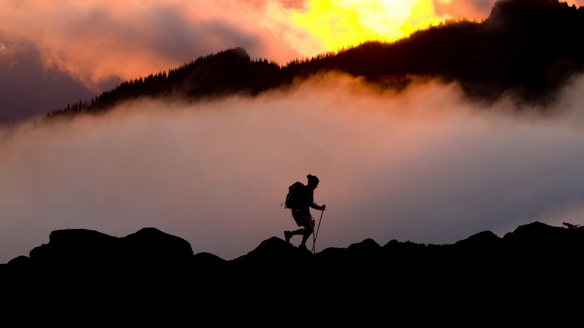 viajero solitario puesta de sol niebla montañas gente