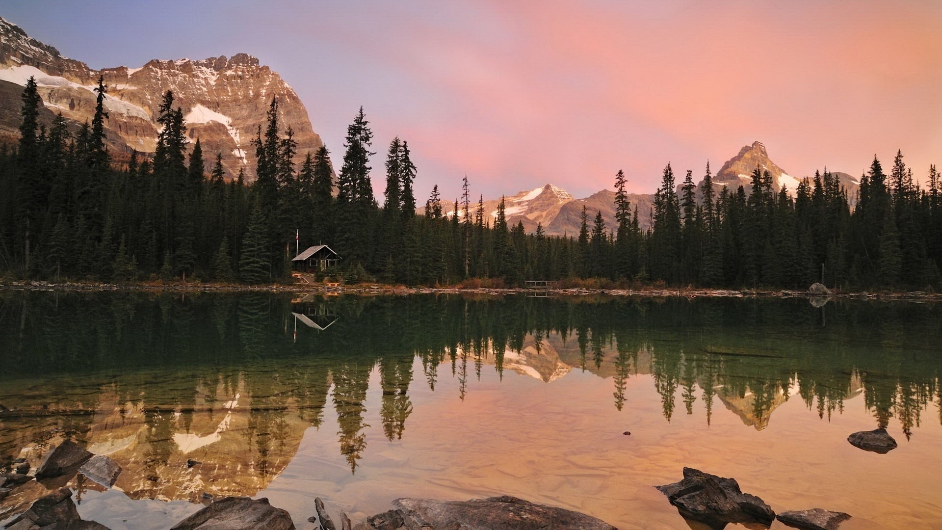 fond de pierre forme plate chevrons montagnes forêt eau lac réflexion eau claire ciel rose roches épinette paysage nature beauté